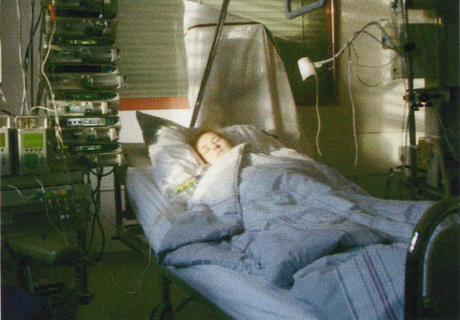 Person im Krankenbett auf Intensivstation