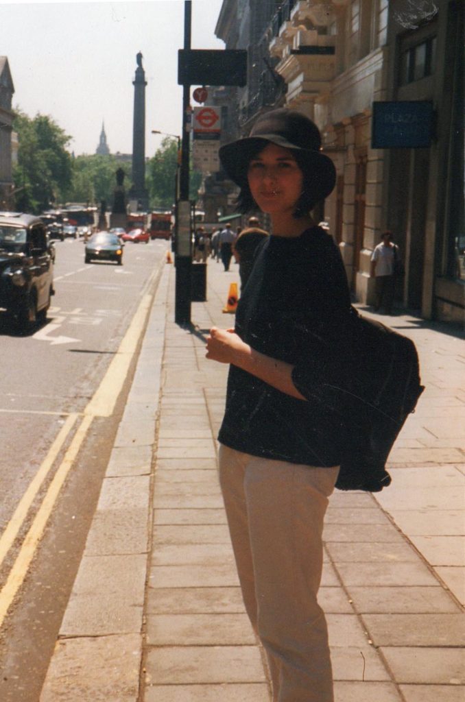 Junge Frau und dunkler Bobfrisur mit Hut in London